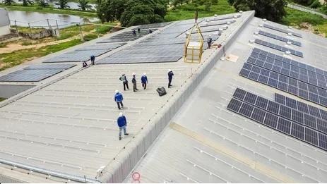 Instalación placas solares en el tejado nave de empresa
